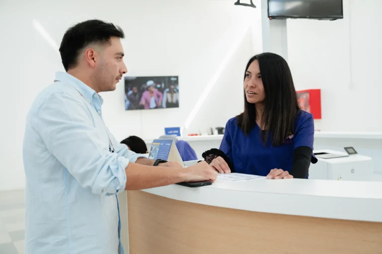 recepcionista-con-cliente